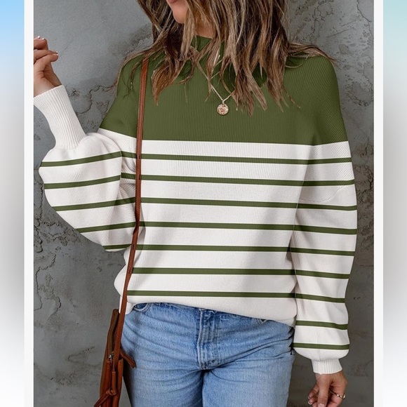 Boutique Brand Size Medium Green and White Turtleneck Long-Sleeve Sweater - Picture 2 of 6
